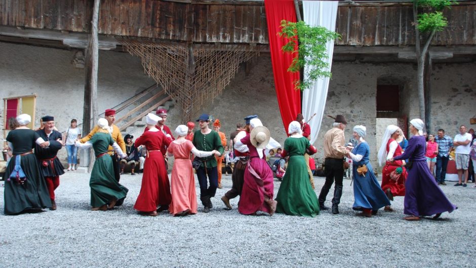 © Fête de la Saint-Jean à Gruyères - Château de Gruyères