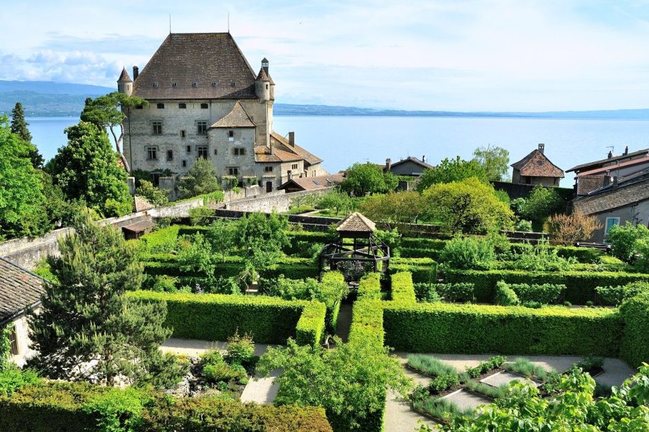 © Le château d'Yvoire depuis le Jardin des Cinq Sens - Jardin des Cinq Sens Yvoire