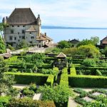 © Le château d'Yvoire depuis le Jardin des Cinq Sens - Jardin des Cinq Sens Yvoire