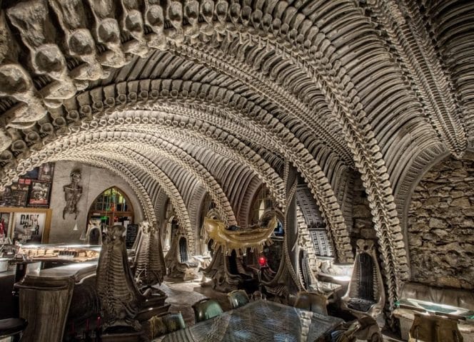 Découvrez le HR Giger Bar à Gruyères, un endroit hors du commun dédié à l'univers d'Alien